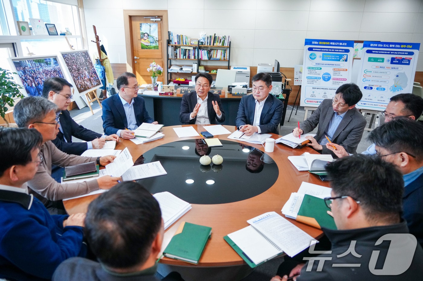 강기정 광주광역시장, 행정통합 추진 상황 점검 강기정 광주광역시장이 13일 오전 시청 집무실에서 간부들과 통합특별시 출범을 앞두고 행정통합 추진 상황을 점검하고 있다./광주광역시 제공 ⓒ 뉴스1 이수민 기자