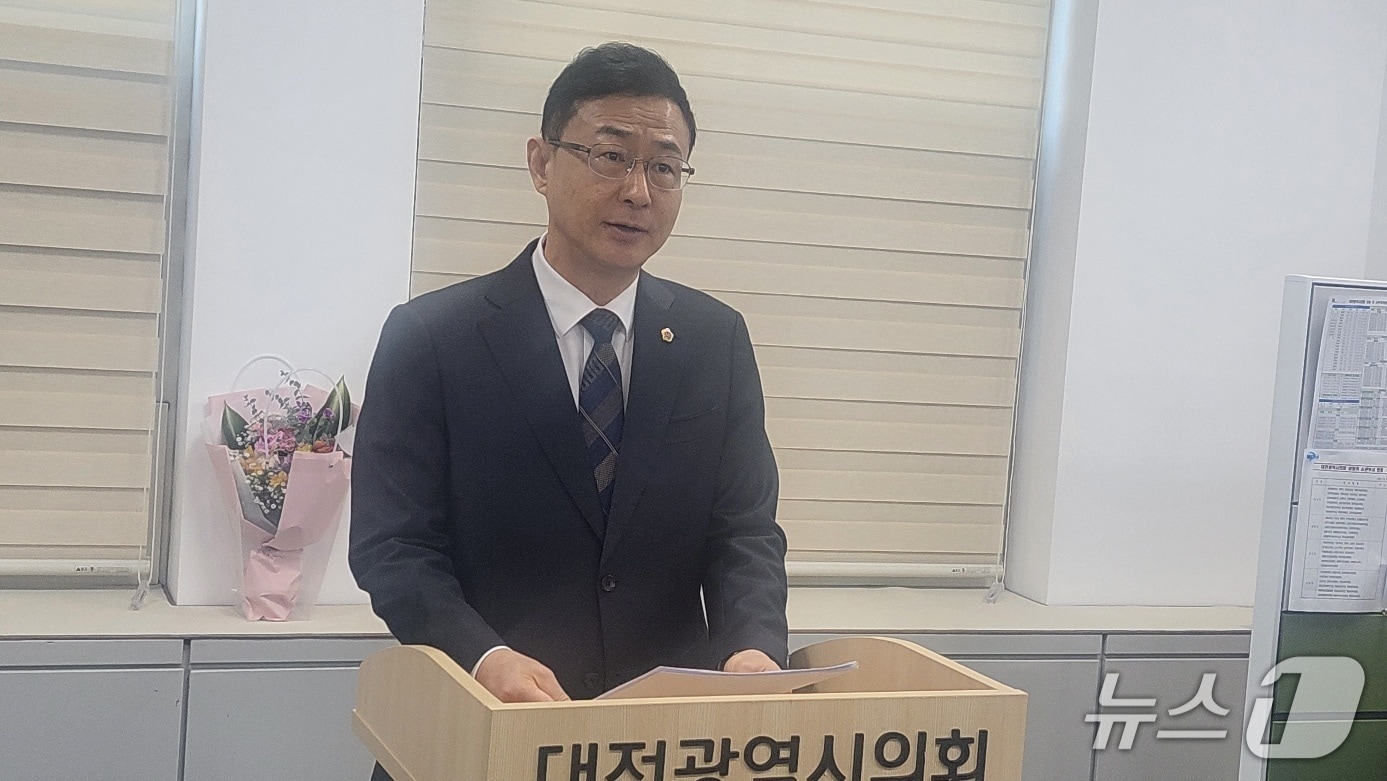 민경배 대전시의원이 13일 시의회 기자실에서 더불어민주당 복당과 관련해 기자회견을 하고 있다. (박종명 기자) / 뉴스1