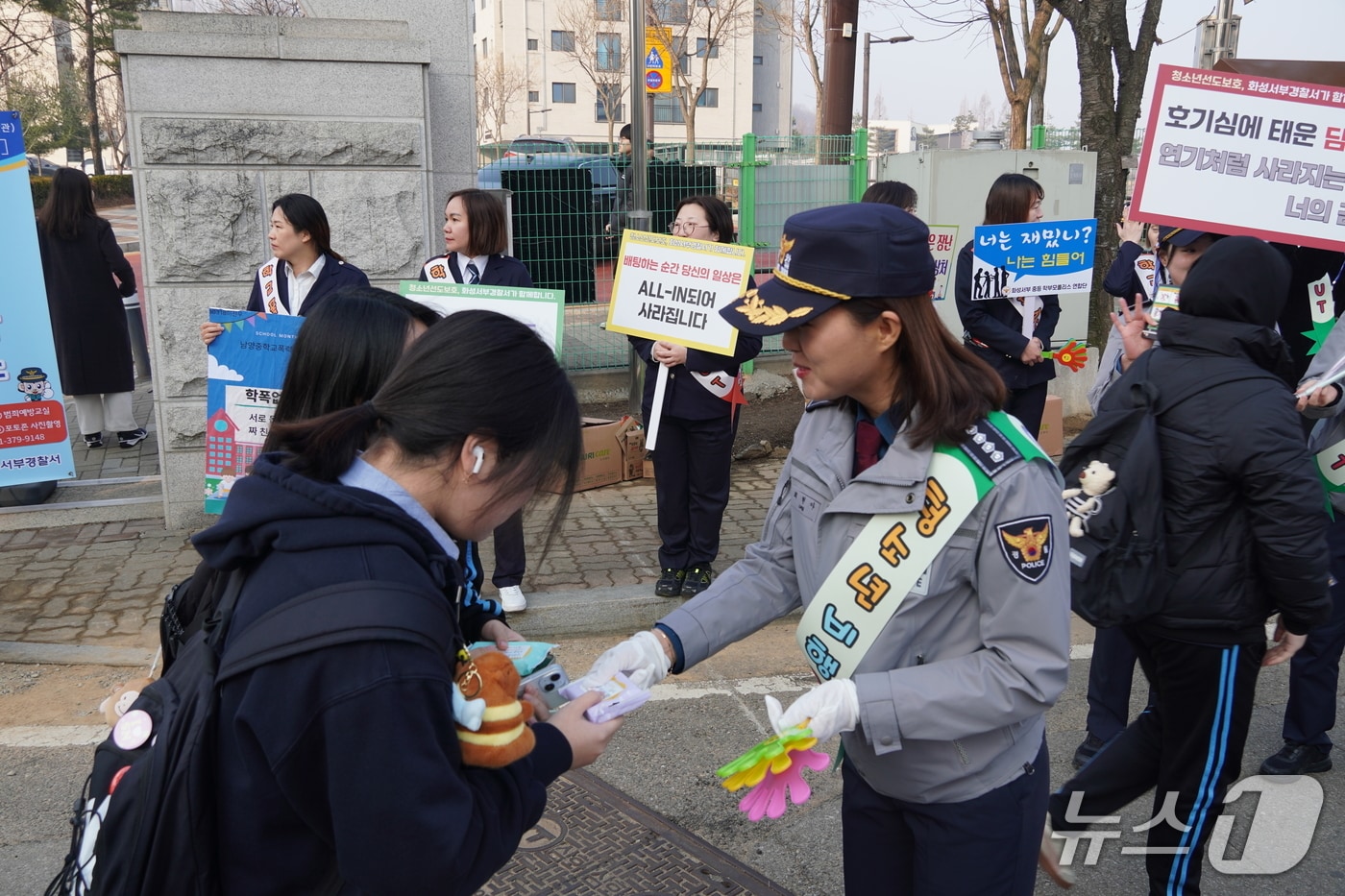 최현아 경기 화성서부경찰서장이 지난 12일 남양중학교에서 신학기 맞이 학교폭력 예방 합동 캠페인을 벌이고 있다. (화성서부경찰서 제공. 재판매 및 DB 금지) 2026.3.13/뉴스1