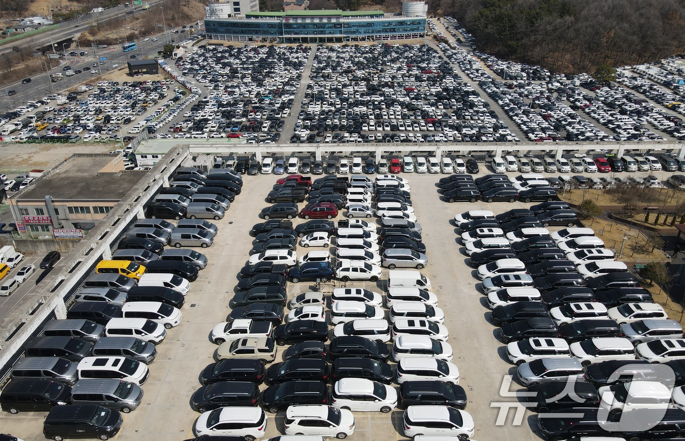 중동 전쟁 여파로 국내 휘발유·경유 가격이 연속 상승하며 중고차 시장의 매매가 줄어들고 있는 가운데 13일 대전 중고차 매매단지에 차량이 주차돼 있다. 2026.3.13 ⓒ 뉴스1 김기태 기자