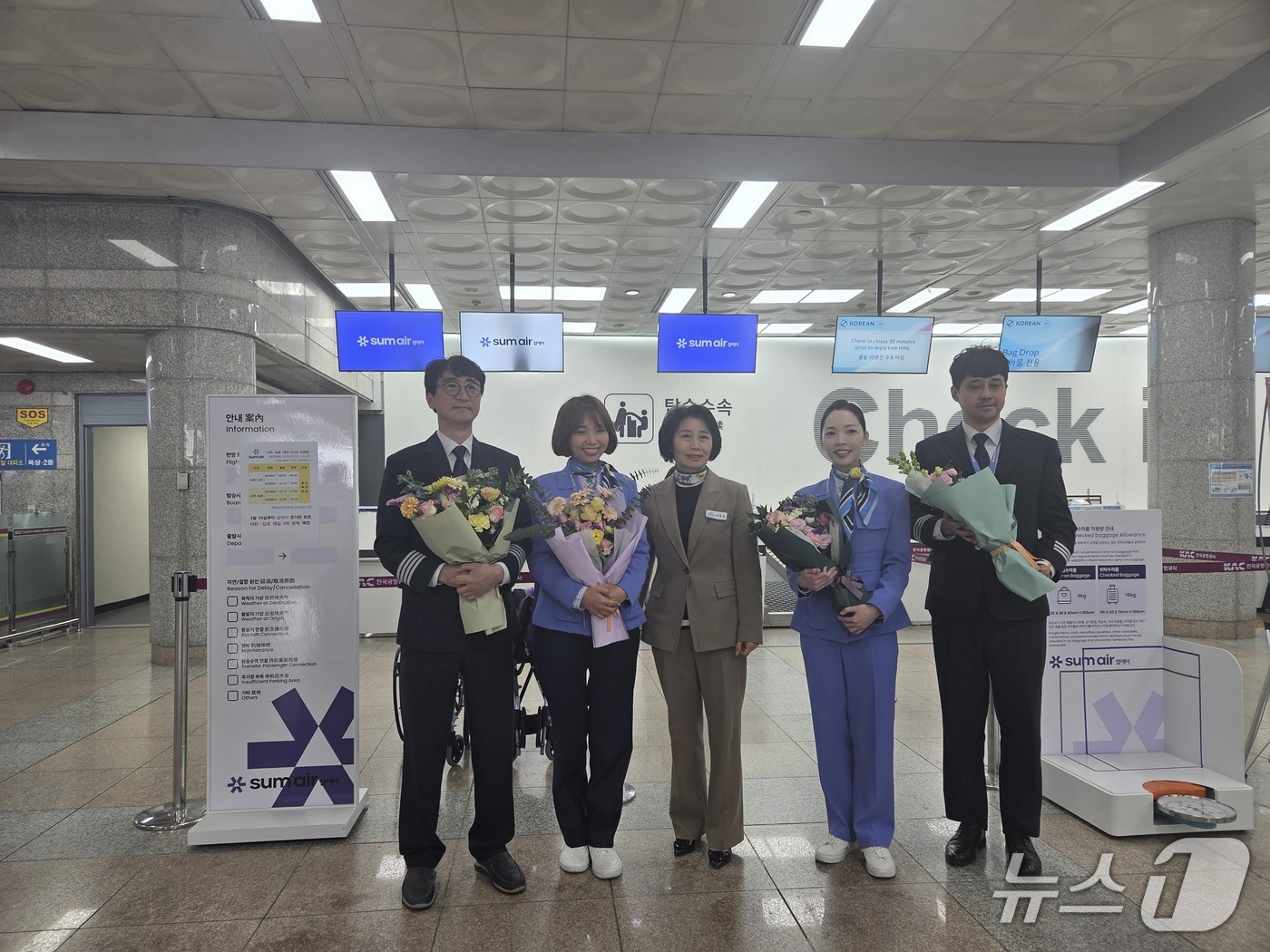 사천시가 12일 사천공항에서 섬에어 첫 운항을 축하하는 행사를 진행하고 있다(사천시 제공. 재판매 및 DB금지)