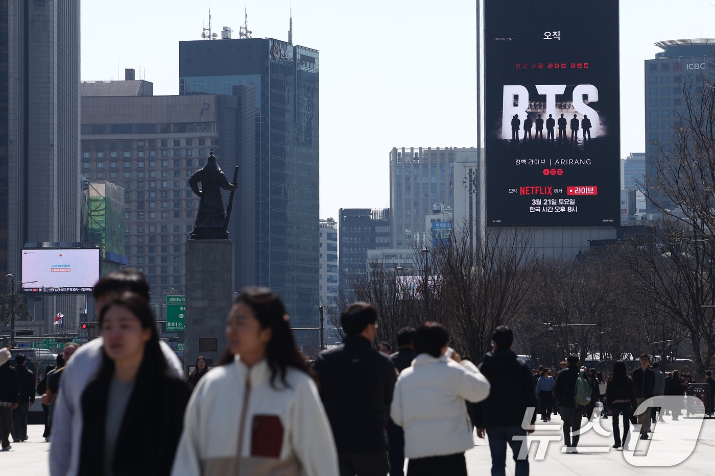 서울 광화문광장 인근 건물 외벽 전광판에 나오는 BTS 공연 홍보 영상. 2026.3.13 ⓒ 뉴스1 김민지 기자