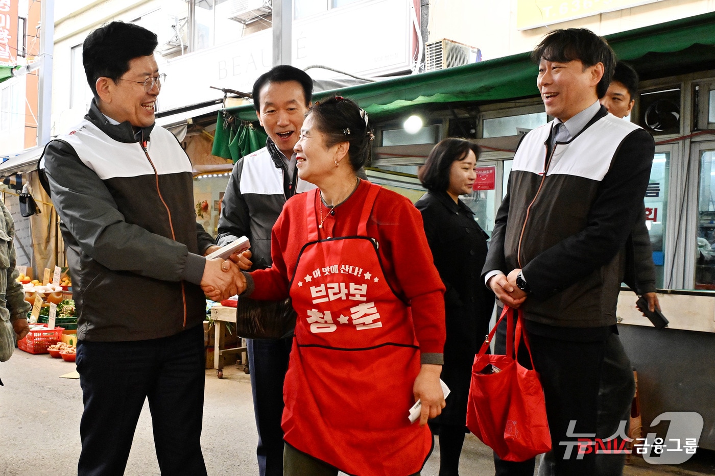 빈대인 BNK금융그룹 회장이 시장상인과 인사를 나누는 모습 (BNK금융그룹 제공. 재판매 및 DB금지)
