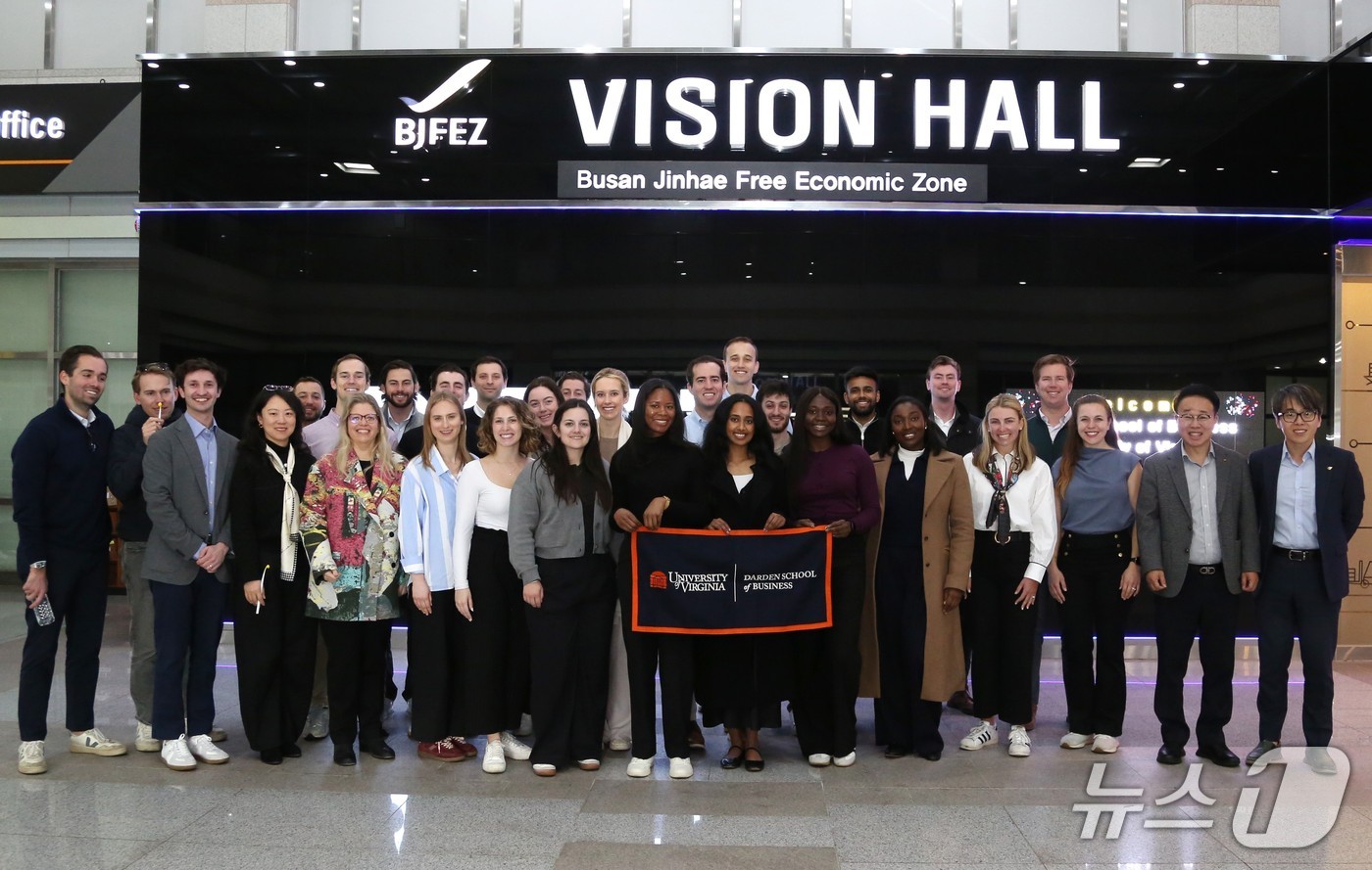 미국 버지니아 대학교 다든 경영대학원 방문단이 부산진해경제자유구역을 방문해 기념촬영을 하고 있는 모습 (경자청 제공. 재판매 및 DB금지)