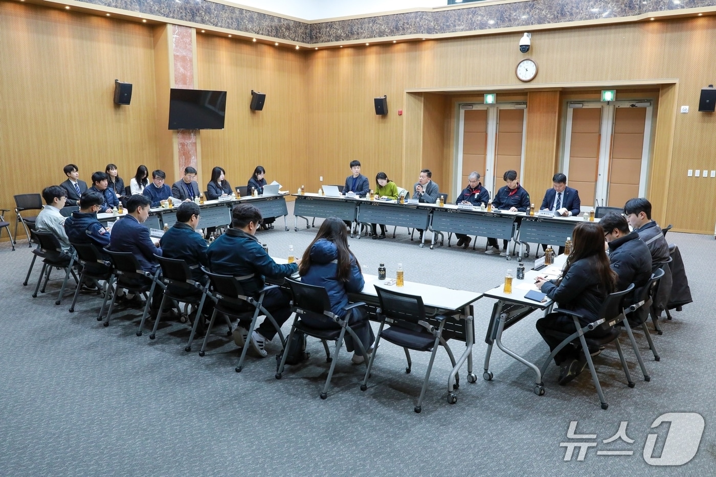 울산항만공사는 13일 오전 공사 다목적홀에서 울산항 탱크터미널협의회 소속 기업 및 정유사 관계자들이 참석한 가운데 중동사태 대응 위기대책회의를 개최했다. (울산항만공사 제공. 재판매 및 DB금지)/뉴스1