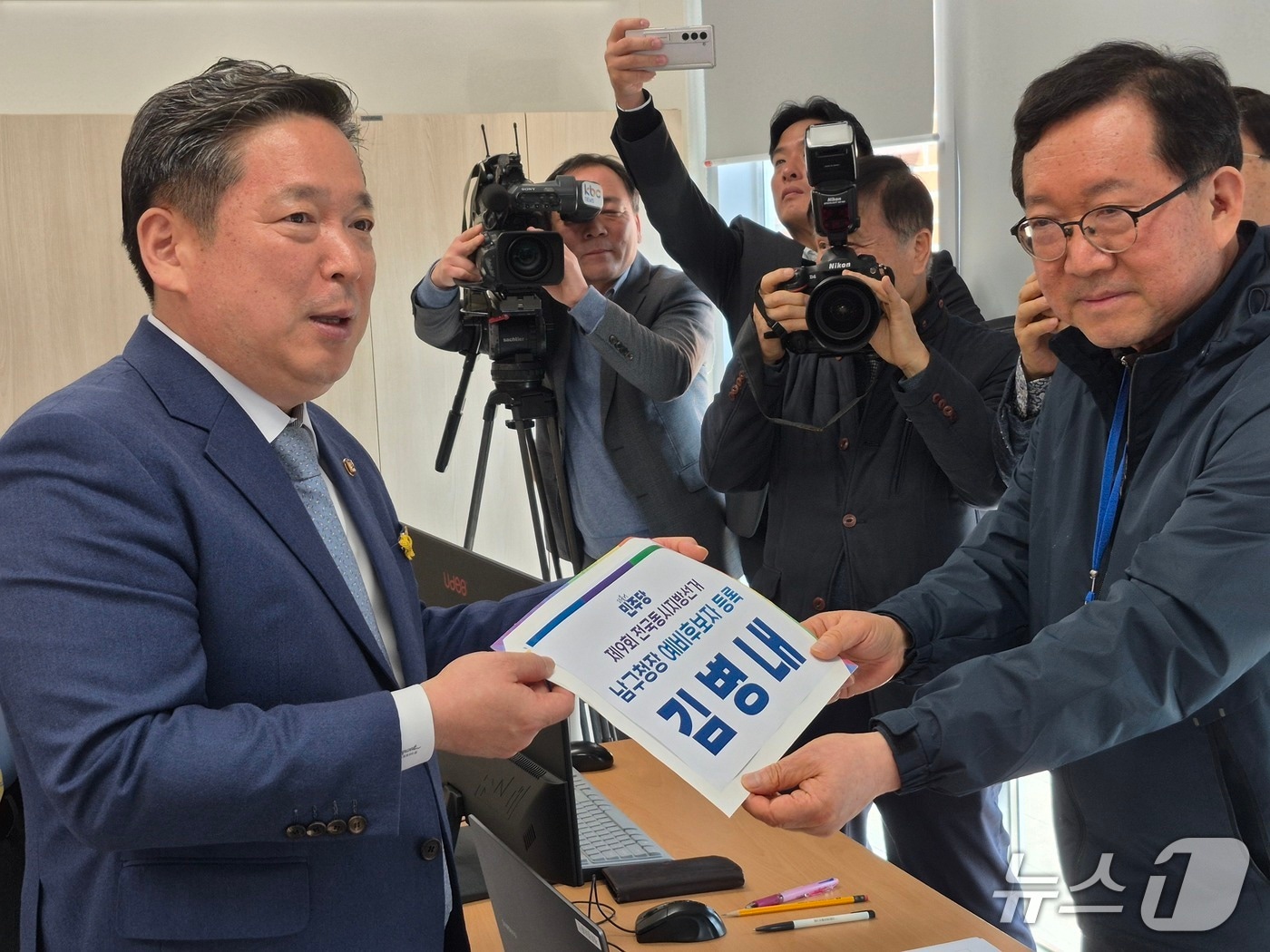 김병내 광주 남구청장이 13일 제9회 전국동시지방선거 광주 남구청장 출마를 위해 예비후보 등록하고 있다.(김병내 후보 제공. 재판매 및 DB 금지)