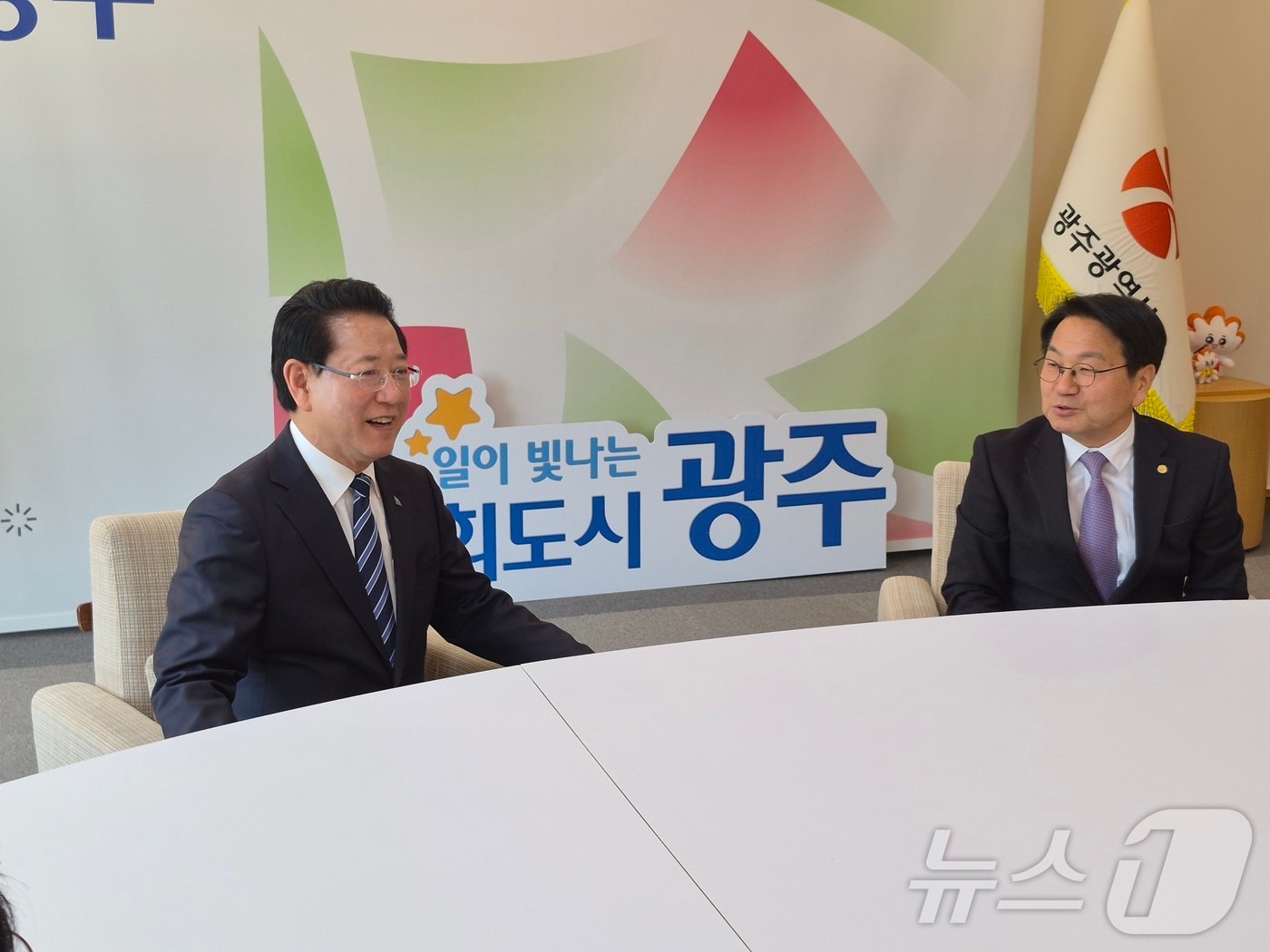 김영록 민주당 전남광주특별시장 예비후보와 강기정 광주광역시장이 13일 광주시청에서 환담하고 있다. (김영록 후보측 제공. 재판매 및 DB금지) 2026.3.13 ⓒ 뉴스1