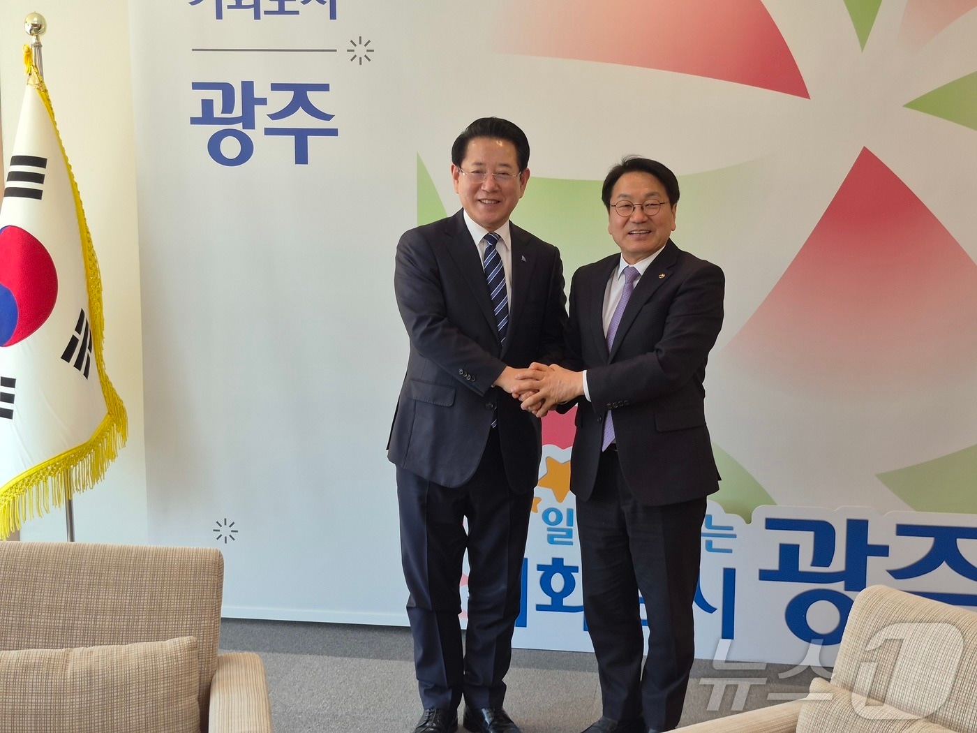 김영록 민주당 전남광주특별시장 예비후보와 강기정 광주광역시장이 13일 광주시청에서 환담하고 있다. (김영록 후보 측 제공. 재판매 및 DB금지) 2026.3.13 ⓒ 뉴스1