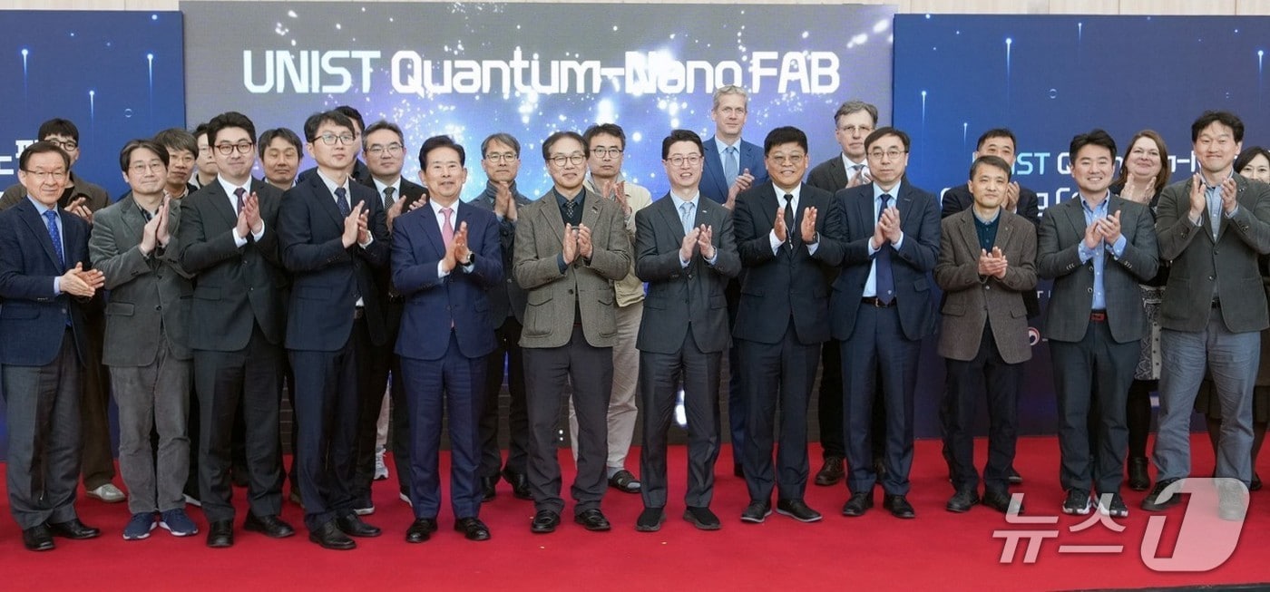 UNIST 양자나노팹 개소식·심포지엄 행사 주요 참석자들이 기념촬영을 하고 있다.(UNIST 제공. 재판매 및 DB금지)/뉴스1