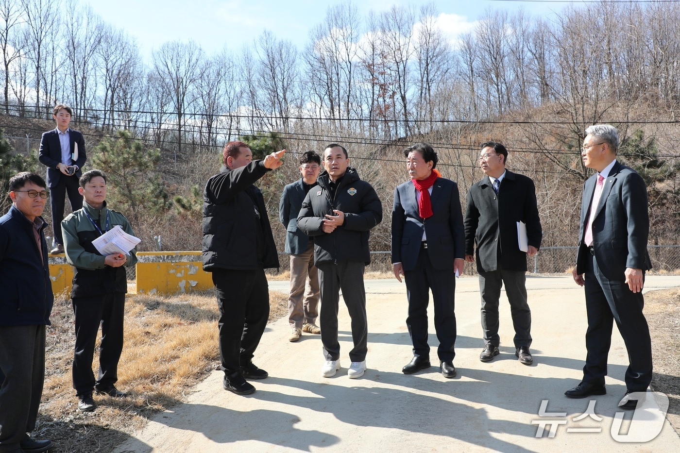 김진태 강원도지사가 13일 횡성군 소재 소규모 농업진흥지역 현장을 찾아 제도 운용 상황을 점검하고 지역 주민 의견을 청취하고 있다.(강원도 제공. 재판매 및 DB금지)/뉴스1