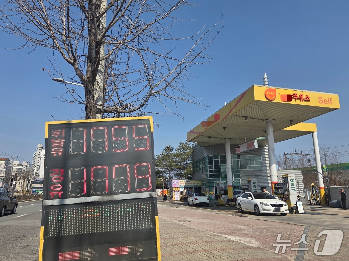 13일 낮 12시께 전북 전주시 덕진구의 한 주유소에 리터당 휘발유 가격이 1755원, 경유 가격이 1779원으로 기재돼 있다.2026.3.13/뉴스1 문채연 기자