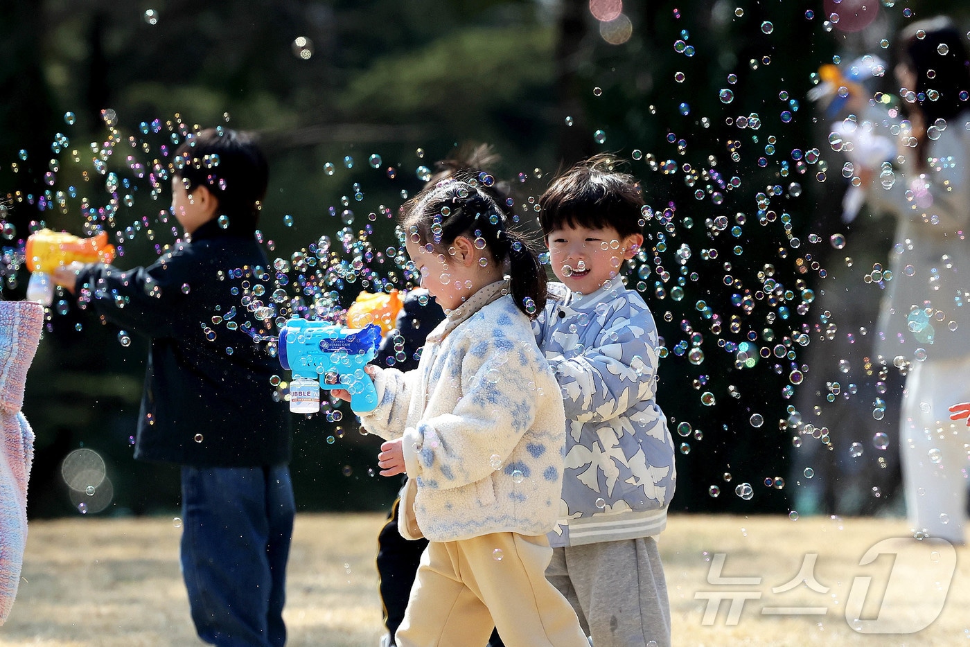 초봄 날씨를 보인 13일 광주 북구청직장어린이집 아이들이 전남대학교 캠퍼스 잔디 광장에서 포근한 봄 햇살 아래 비눗방울 놀이를 하며 즐거운 시간을 보내고 있다. (광주 북구 제공. 재판매 및 DB 금지) 2026.3.13 ⓒ 뉴스1 박지현 기자