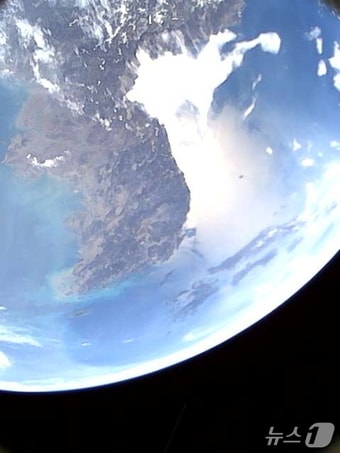 ‘진주샛-1B’가 촬영한 한반도 모습(진주시 제공. 재판매 및 DB금지).