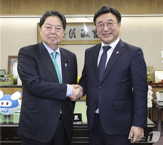 윤호중, 日 총무·디지털·방재 대신 면담...지역균형·AI 협력 논의 - 뉴스 썸네일 이미지