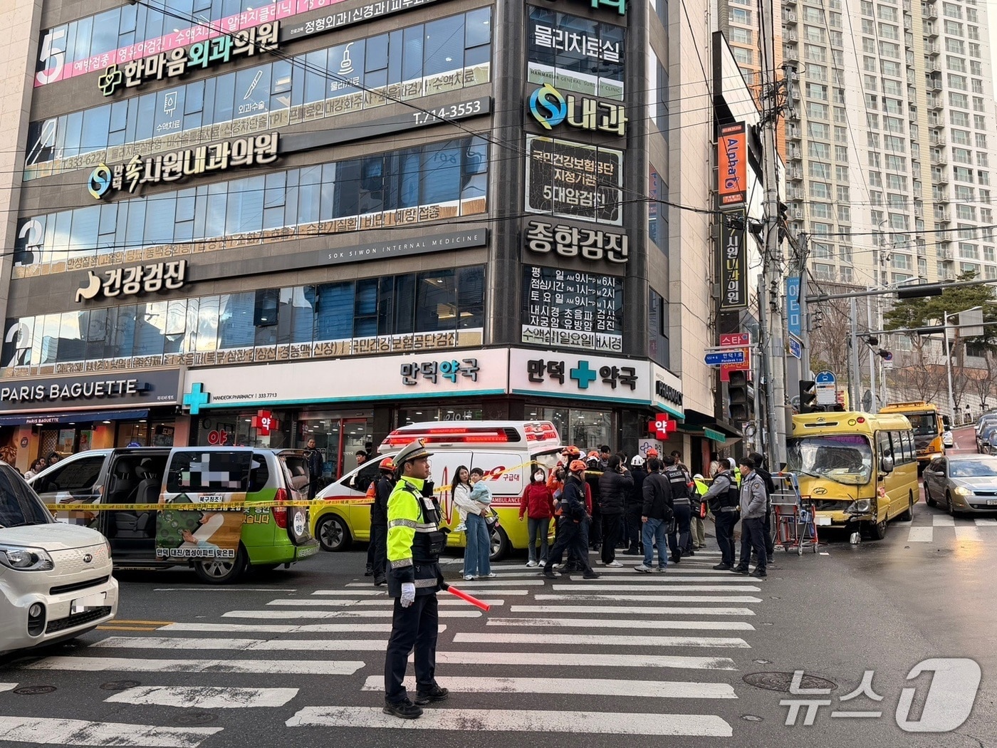 13일 부산 북구 만덕1로10번길 2 만덕약국 앞 도로에서 발생한 3중 추돌 사고 현장에서 경찰과 소방대원들이 사고 수습 작업을 벌이고 있다.(부산소방본부 제공. 재판매 및 DB금지)