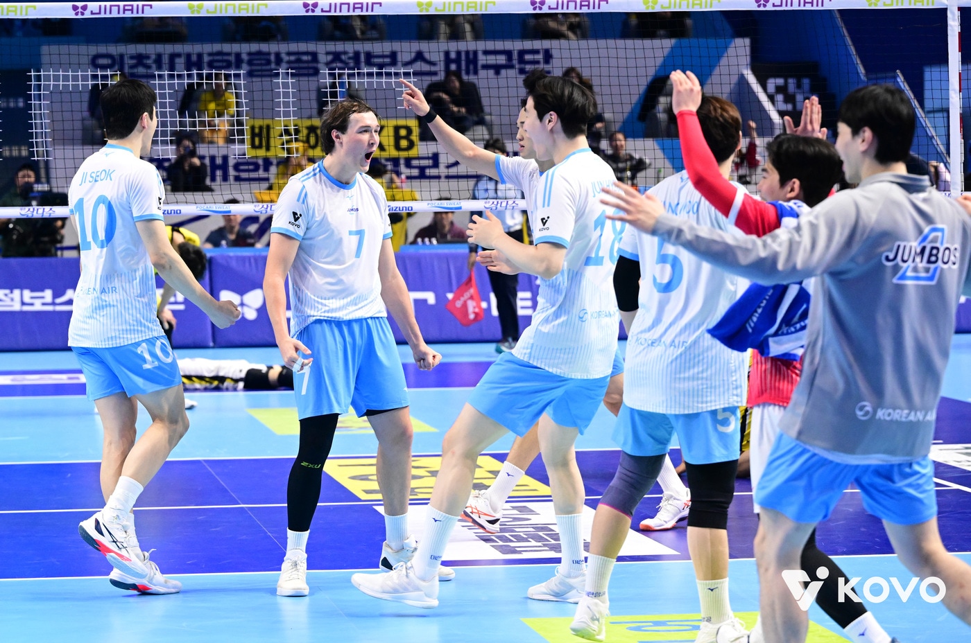 남자 프로배구 정규리그 1위를 확정 지은 대한항공. (KOVO 제공)