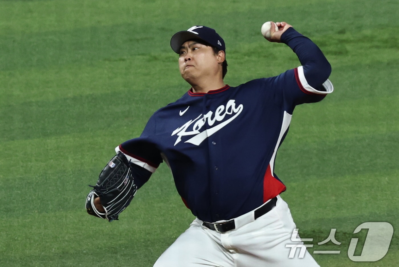 13일 오후(현지시간) 미국 플로리다주 마이애미 론디포파크에서 열린 2026 월드베이스볼클래식(WBC) 8강전 대한민국과 도미니카공화국의 경기. 대한민국 선발 류현진이 1회말 등판해 힘차게 공을 던지고 있다. 2026.3.14 ⓒ 뉴스1 구윤성 기자