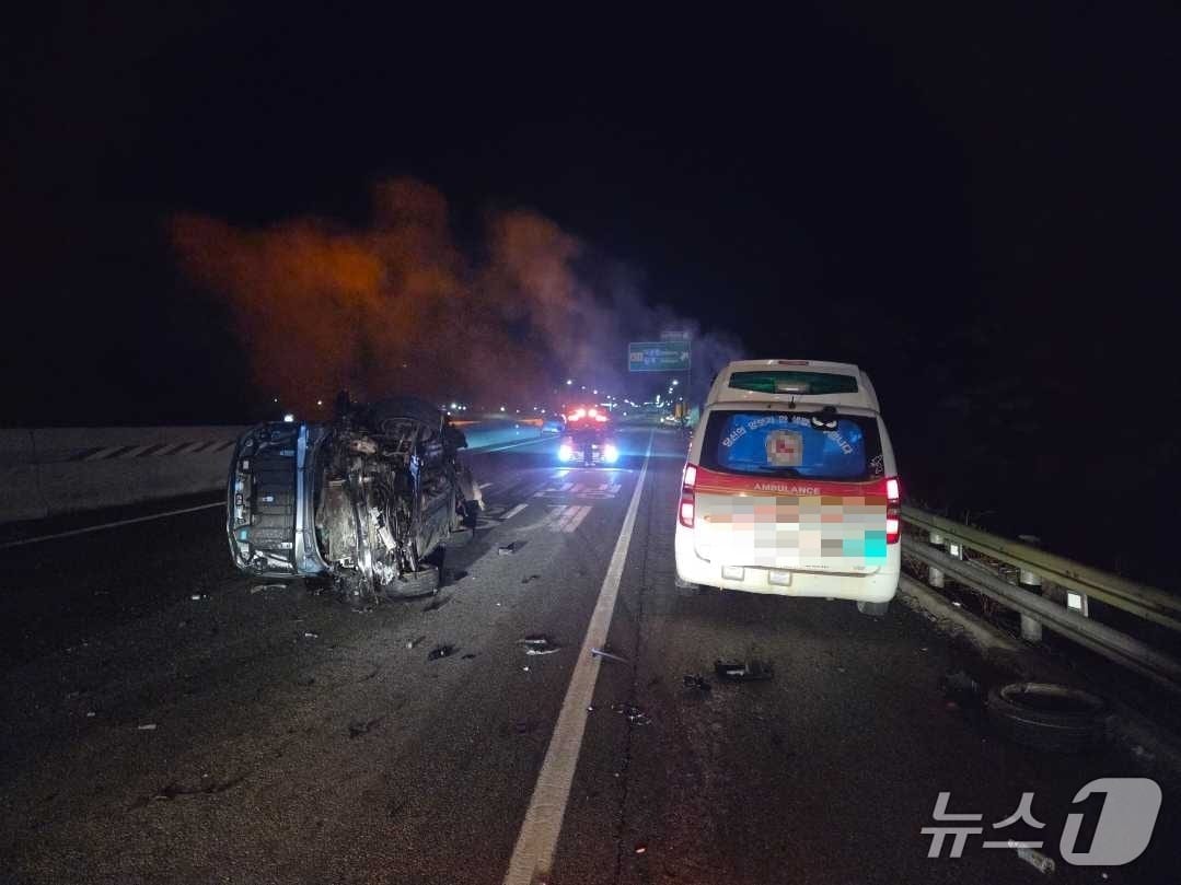 강원 평창 대관령면 영동고속도로 대관령IC 인근 교통사고 현장.(강원도소방본부 제공, 재판매 및 DB금지)