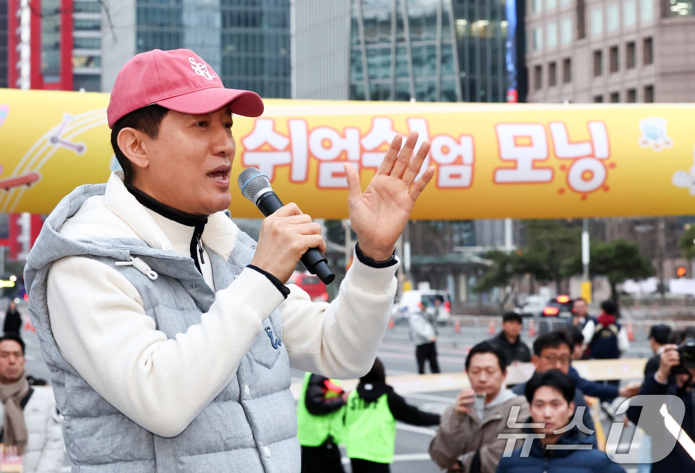 오세훈 서울시장이 14일 오전 서울 영등포구 여의도공원 일대에서 열린 '쉬엄쉬엄 모닝'에서 인사말을 하고 있다. '쉬엄쉬엄 모닝'은 도심 도로 공간을 시민에게 개방하는 서울형 생활체육 프로그램으로 이날 처음으로 개최됐다. 2026.3.14 ⓒ 뉴스1 최지환 기자