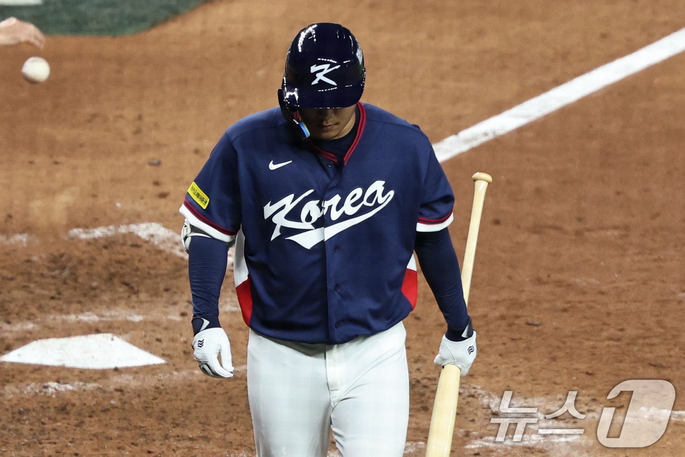 13일 오후(현지시간) 미국 플로리다주 마이애미 론디포파크에서 열린 2026 월드베이스볼클래식(WBC) 8강전 대한민국과 도미니카공화국의 경기, 대한민국 문보경이 4회초 2사 2루 상황에서 삼진을 당한 뒤 더그아웃으로 향하고 있다. 2026.3.14 ⓒ 뉴스1 구윤성 기자