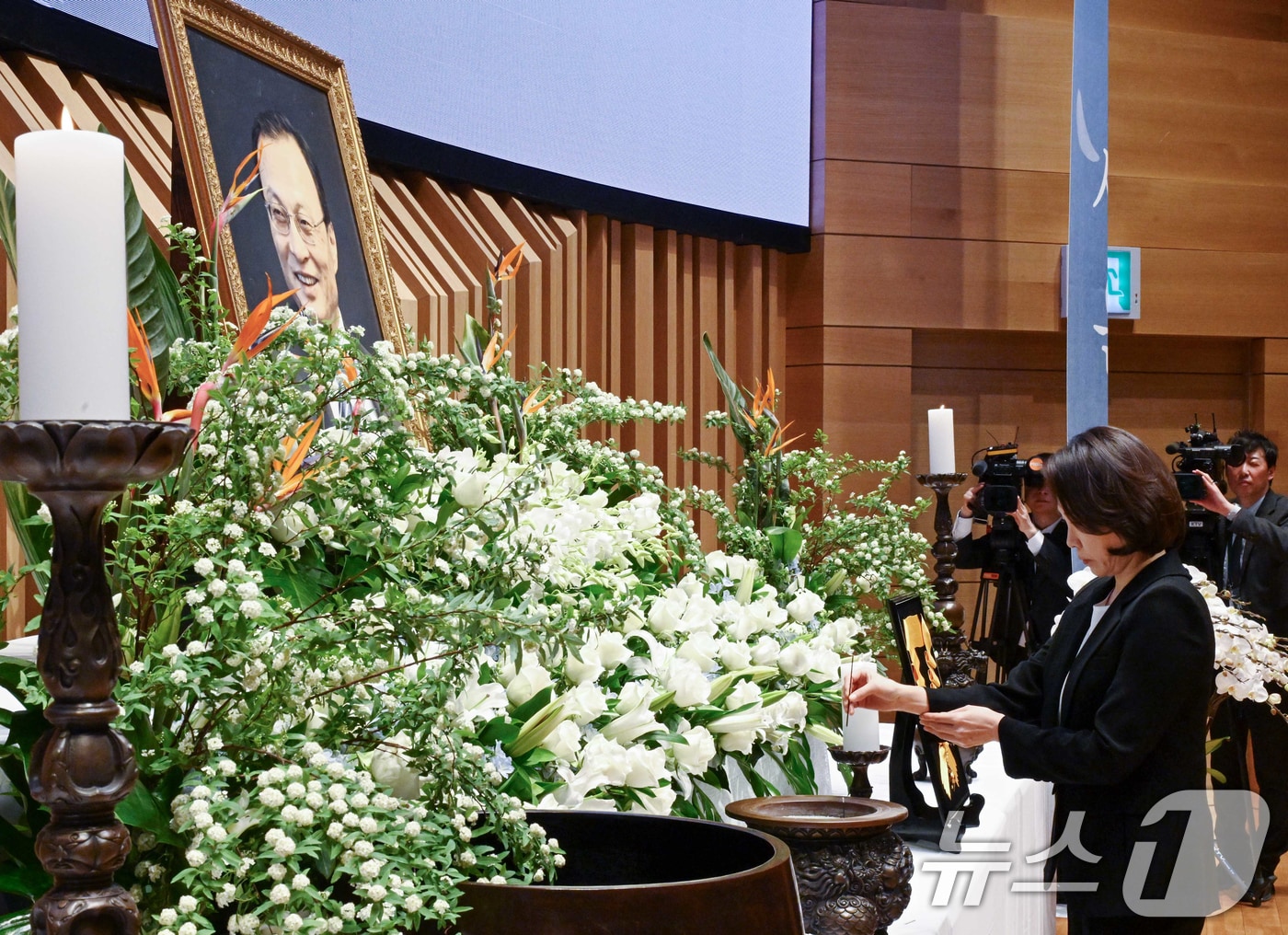 김혜경 여사가 14일 서울 동작구 원불교 소태산기념관 대각전에서 열린 故 이해찬 前 국무총리 49재에서 분향하고 있다. (청와대통신사진기자단) 2026.3.14 ⓒ 뉴스1 허경 기자