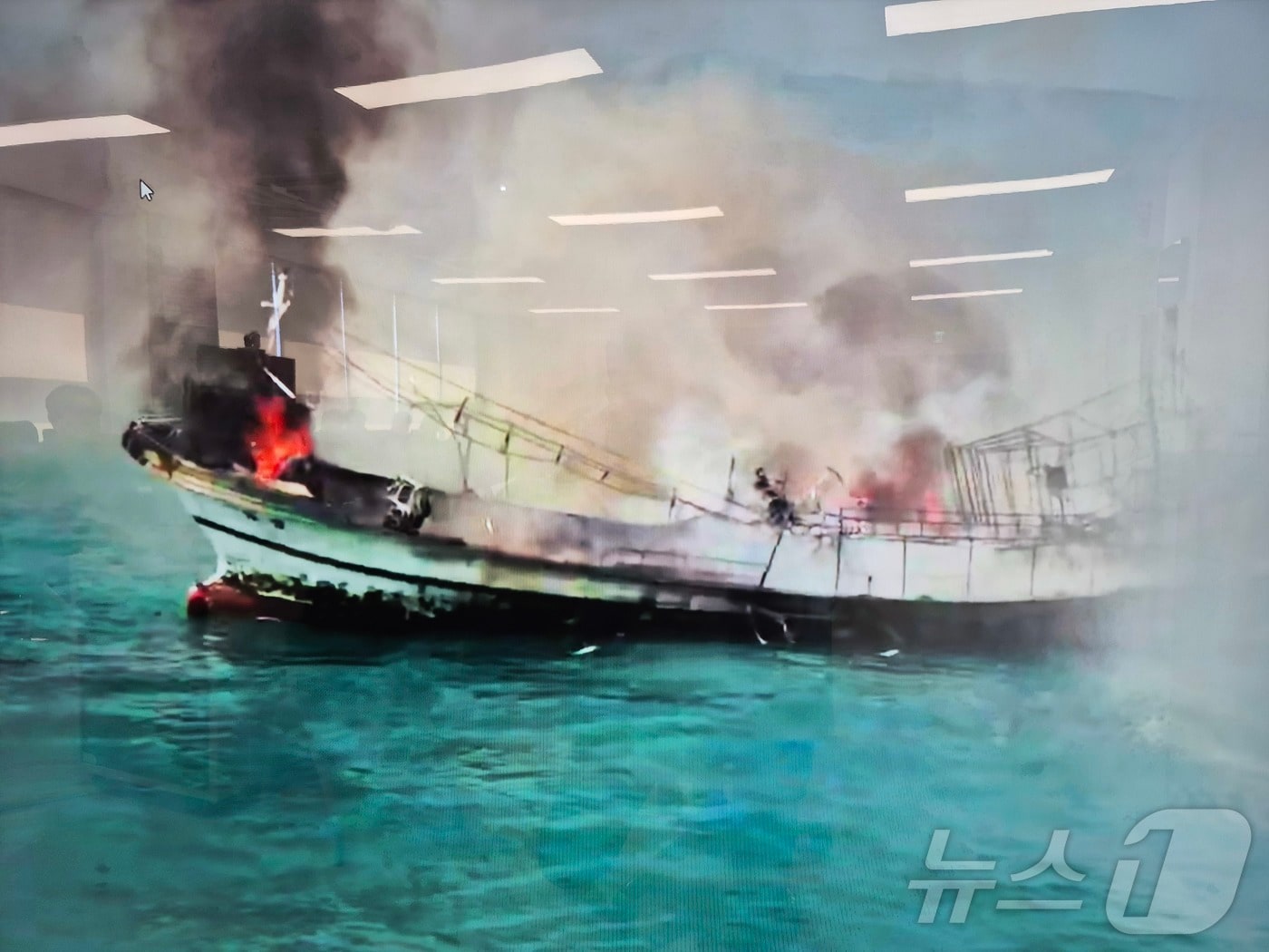 14일 오전 제주시 한경면 차귀도 남서쪽 해상에서 발생한 어선 화재 사고 현장.(제주해양경찰서 제공. 재판매 및 DB 금지) / 뉴스1