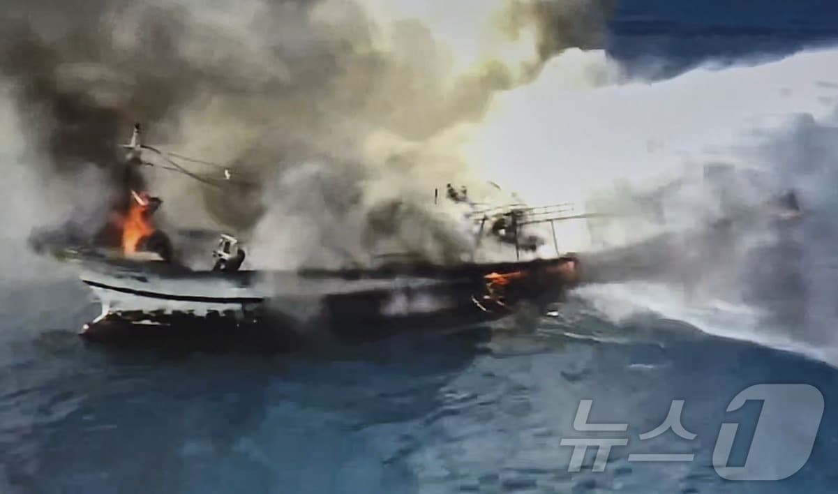 지난 14일 오전 제주시 한경면 차귀도 남서쪽 해상에서 발생한 29톤급 어선 화재 사고. (제주해양경찰청 제공. 재판매 및 DB 금지) 2026.3.14 ⓒ 뉴스1