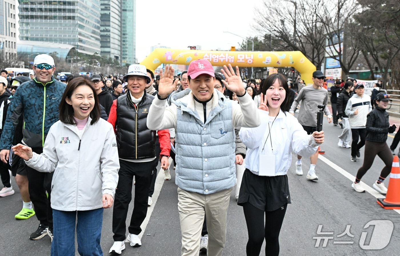 오세훈 서울시장이 14일 시민들과 '쉬엄쉬엄 모닝'을 즐기고 있다.(서울시 제공)