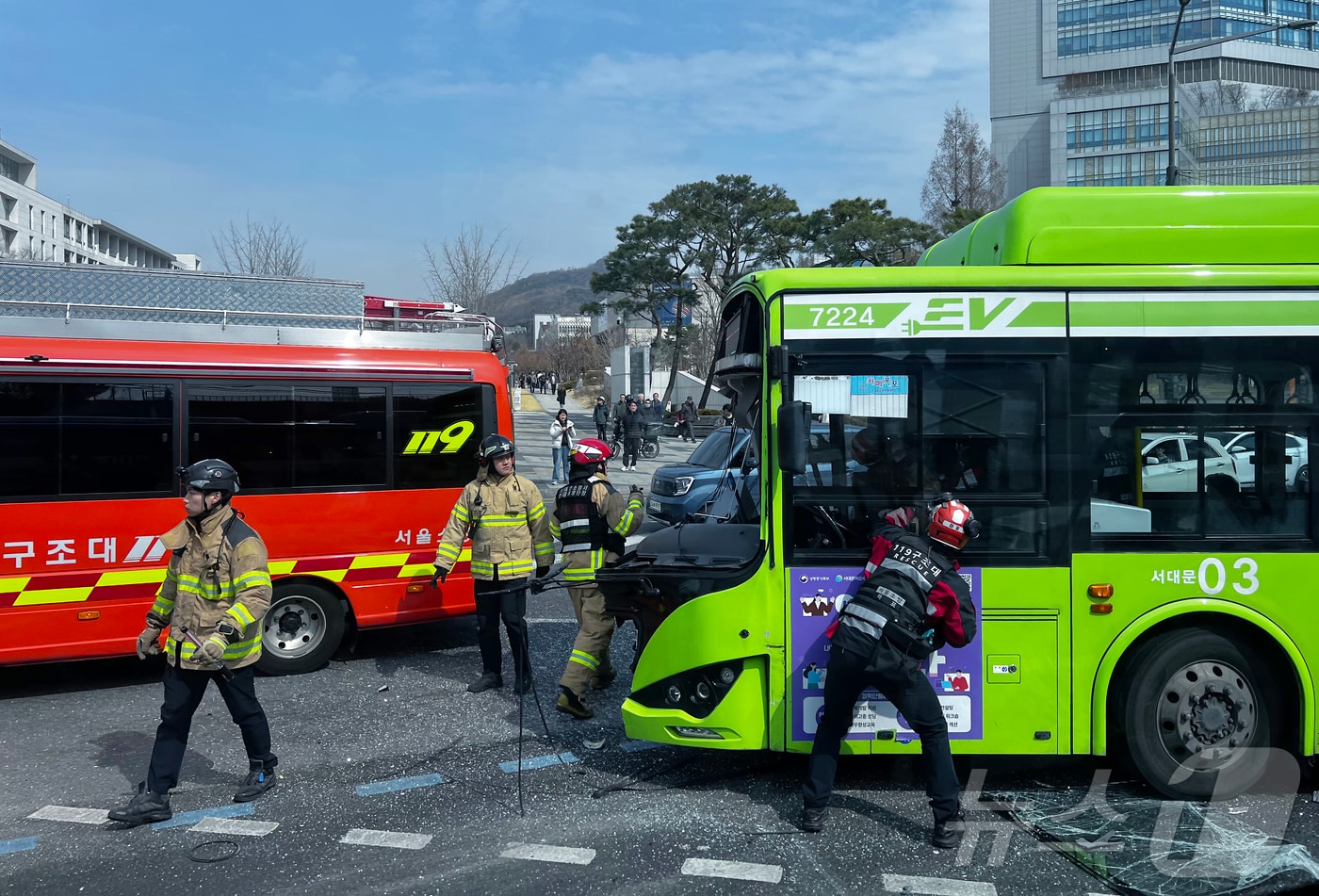 14일 오전 서울시 서대문구 성산로 연세대학교 삼거리에서 발생한 교통사고 현장에 출동한 119구조대가 마을버스에서 운전자를 구조하고 있다. 2026.3.14 ⓒ 뉴스1 홍기삼 기자