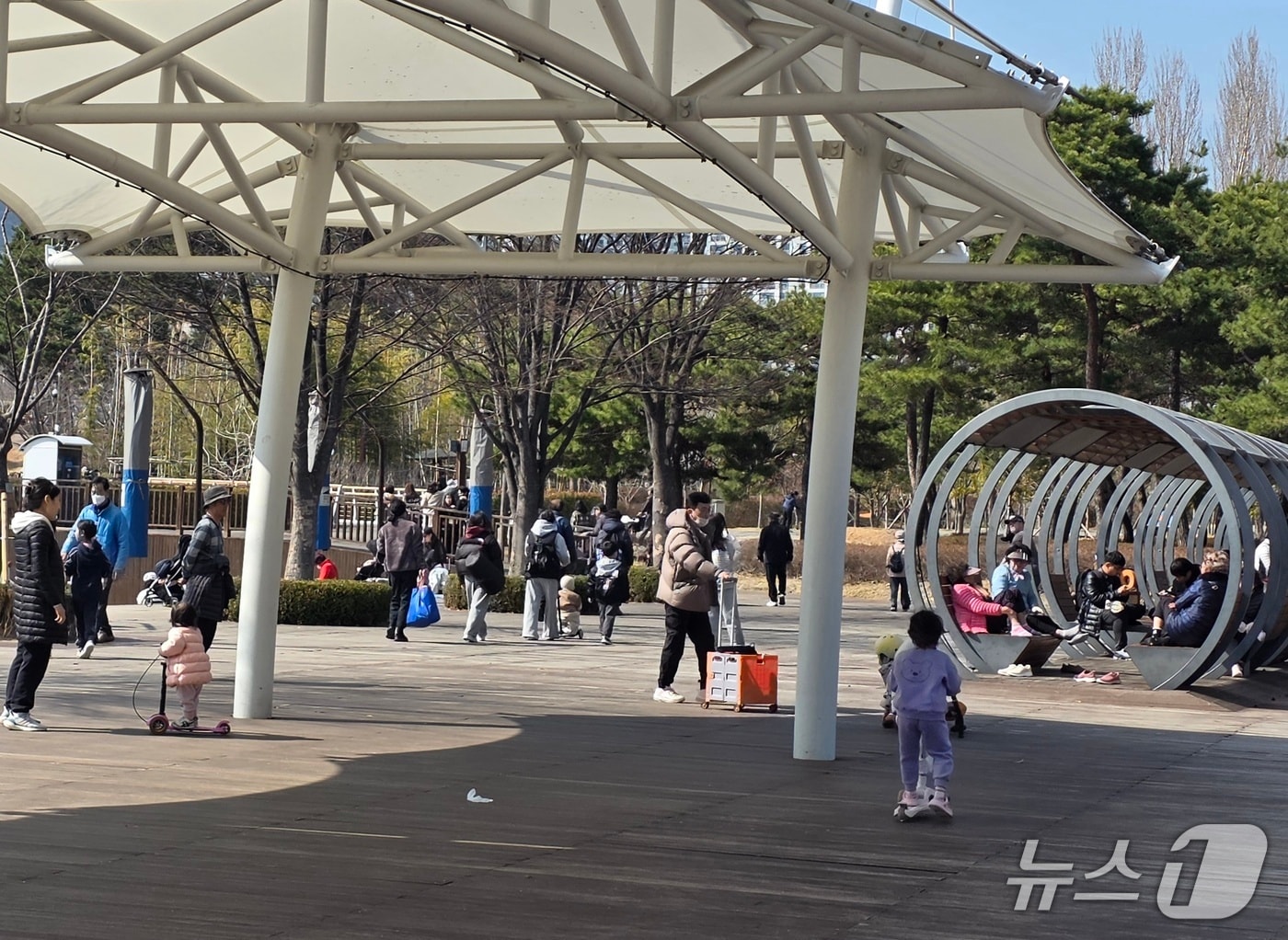 14일 오후 부산시민공원 연못 인근에서 시민들이 이동하고 있다.2026.3.14/뉴스1 ⓒ News1 장광일 기자