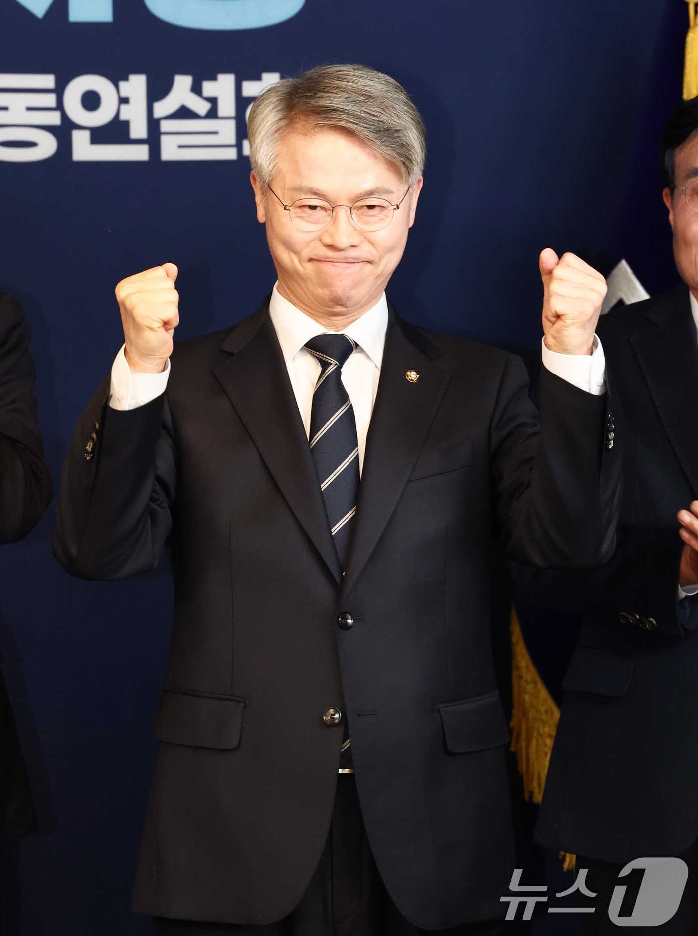 14일 오후 서울 영등포구 더불어민주당 중앙당사에서 열린 전남광주 통합특별시장 예비경선 합동연설회에서 민형배 후보가 인사하고 있다. 2026.3.14 ⓒ 뉴스1 최지환 기자