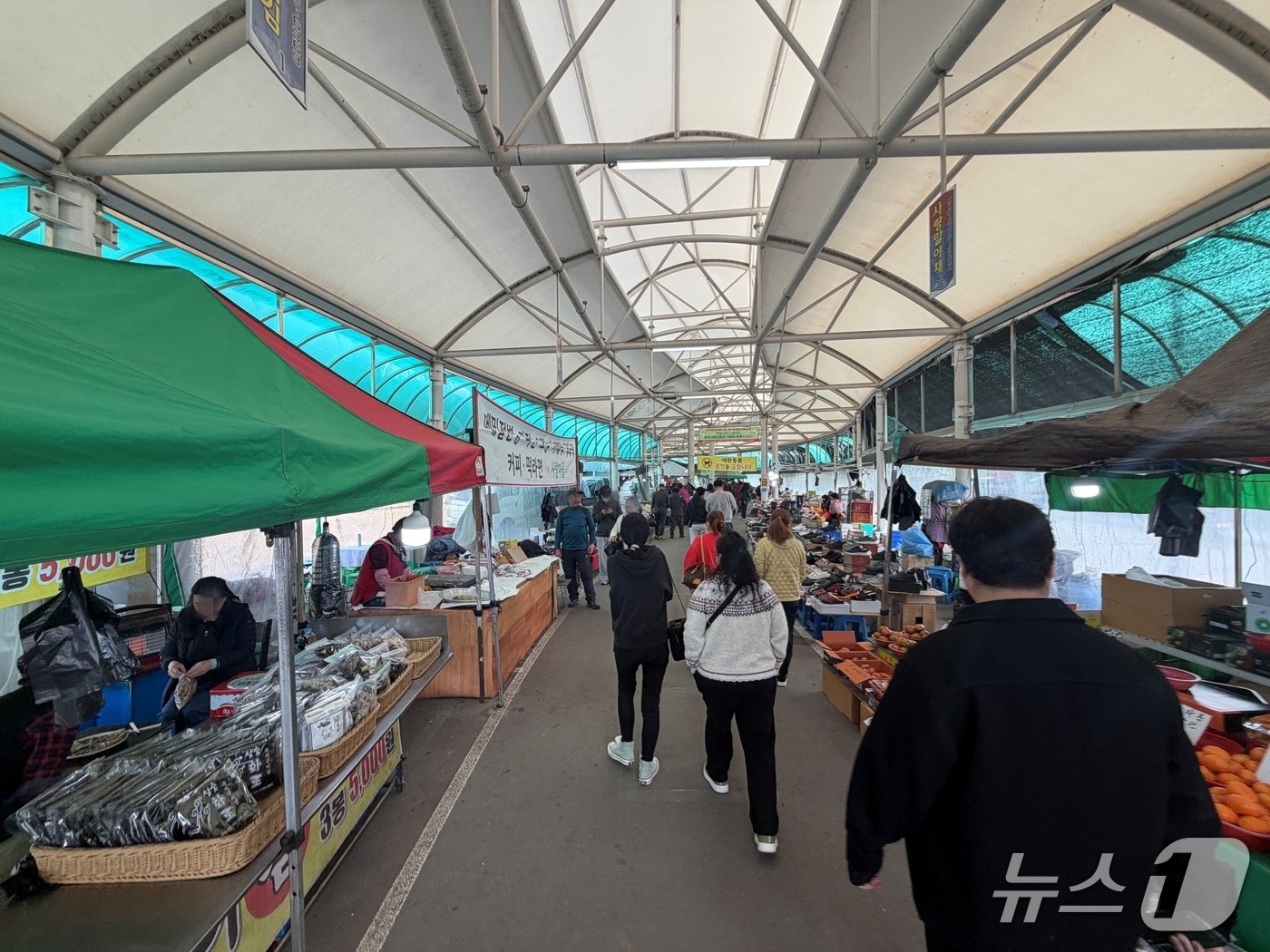 14일 오후 2시쯤 강원 춘천 신북읍 율문리 오일장이 열리는 샘밭장터에 주말을 맞아 찾은 나들이객들이 물건을 사기 위해 발걸음을 옮기고 있다.2026.3.14 한귀섭 기자 