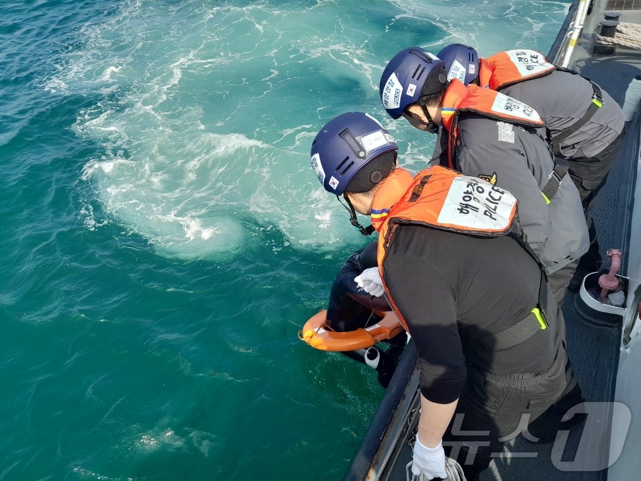 속초해양경찰서 대원들이 14일 낮 1시 30분경 양양군 물치항 해상에서 외해로 떠밀려 표류하던 서핑객 A씨를 구조하고 있다. (속초해양경찰서 제공. 재판매 및 DB 금지) 2026.3.14 / 뉴스1