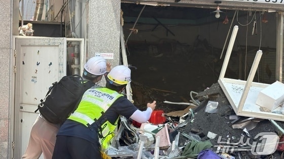 지난해 8월1일 오전 경남 창원시 마산회원구 양덕동 2층짜리 상가주택 붕괴 현장에서 국토안전관리원 관계자가 현장을 점검하고 있다. 2025.8.1/뉴스1 ⓒ News1 강정태 기자