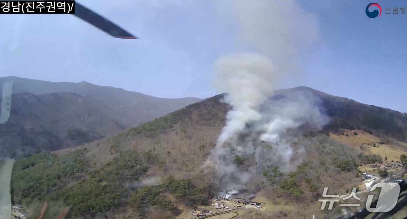 14일 오후 경남 산청군 한 야산에서 불이 나 연기가 피어오르고 있다.(산림청 제공. 재판매 및 DB 금지)