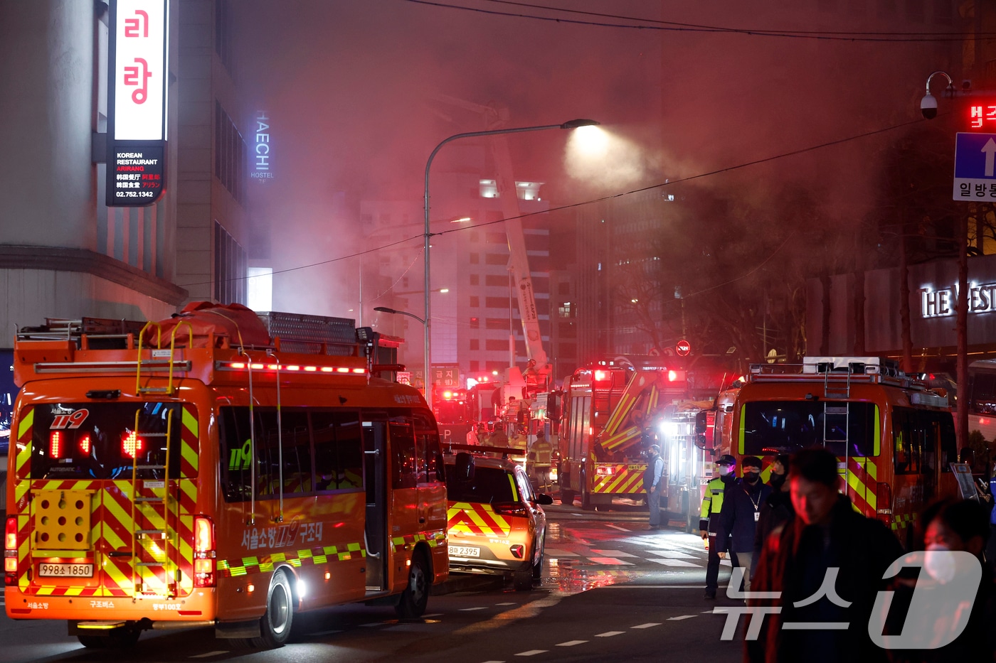 14일 오후 서울시 중구 소공로 81 소공빌딩 3층에서 발생한 화재로 다량의 연기가 나오고 있다. 소방은 현재 대응 1단계를 발령하고 불길을 잡고 있으며, 경찰은 주위 시민들을 대피시키고, 통행을 통제하고 있다. 2026.3.14 ⓒ 뉴스1 박정호 기자