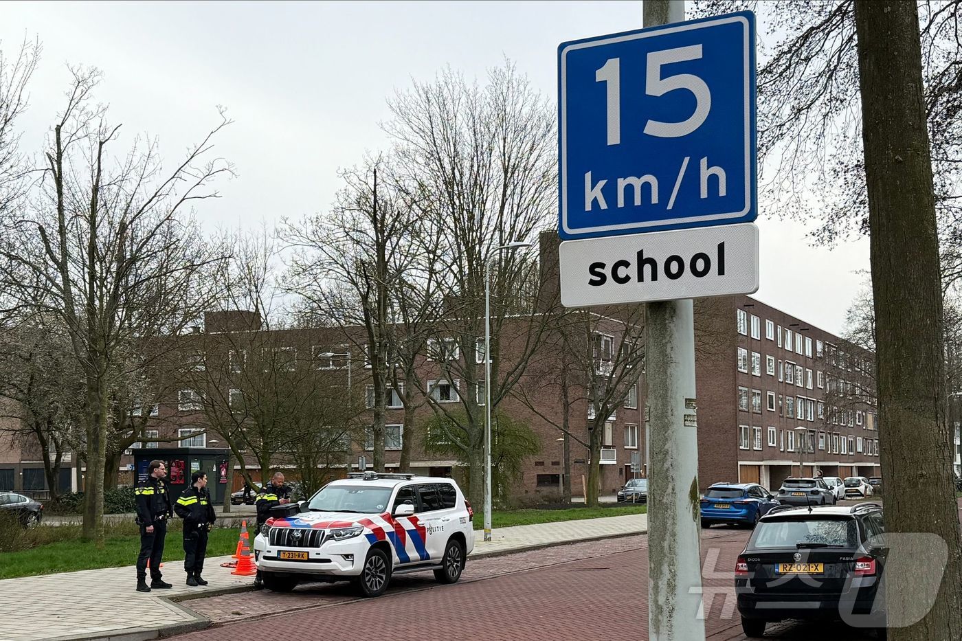 14일(현지시간) 네덜란드 암스테르담의 한 유대인 학교 인근에 경찰차가 주차돼 있다. 이 학교에서는 전날 밤 폭발 사건이 발생했다는 신고가 접수됐다. 2026.03.14. ⓒ AFP=뉴스1