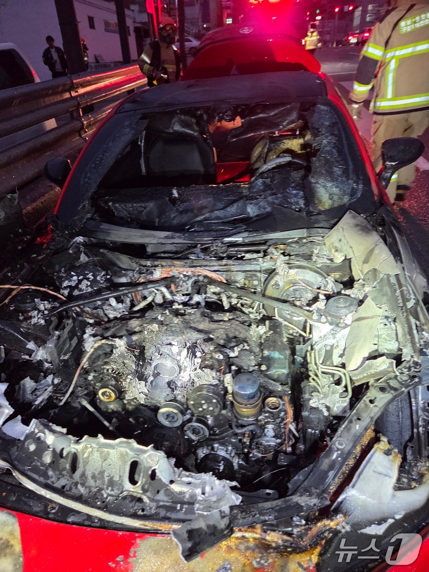 불이 난 토요타 승용차(천안동남소방서 제공) /뉴스1