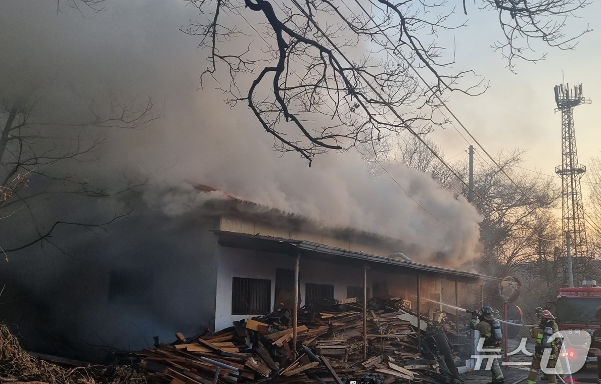 14일 오후 5시 19분쯤 경북 안동시 일직면 한 단독주택에서 불이나 진화대원들이 불을 끄고 있다.(경북소방본부 제공. 재판매 및 DB금지)2026.3.15/뉴스1