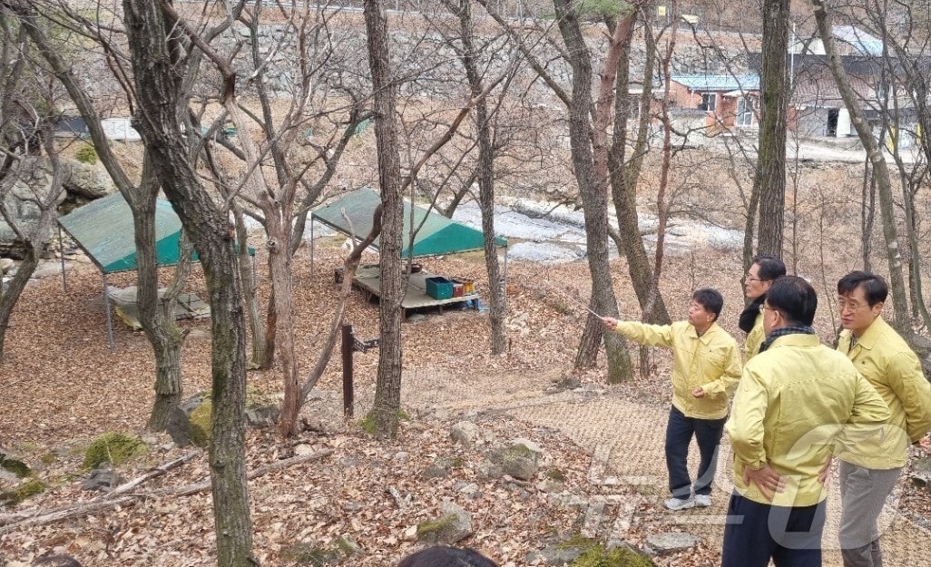 경북도가 15일 하천·계곡 구역의 불법 점용 시설 정비를 위해 영천 치산계곡과 경산 대한천에서 현장점검을 벌였다.(경북도 제공, 재판매 및 DB 금지)/뉴스1