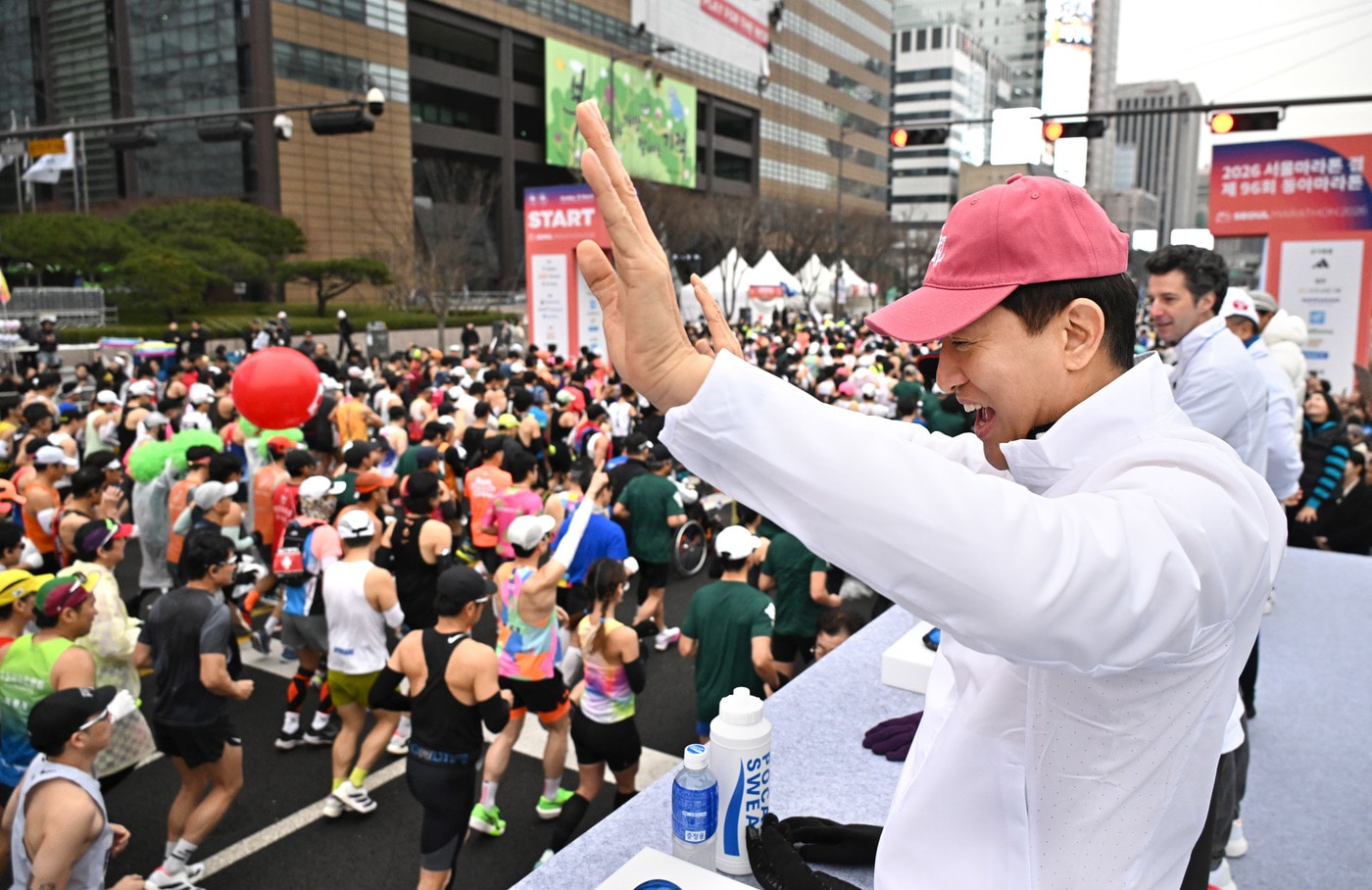 오세훈 서울시장이 15일 '2026 서울마라톤' 참가자들을 응원하고 있다.(서울시 제공)