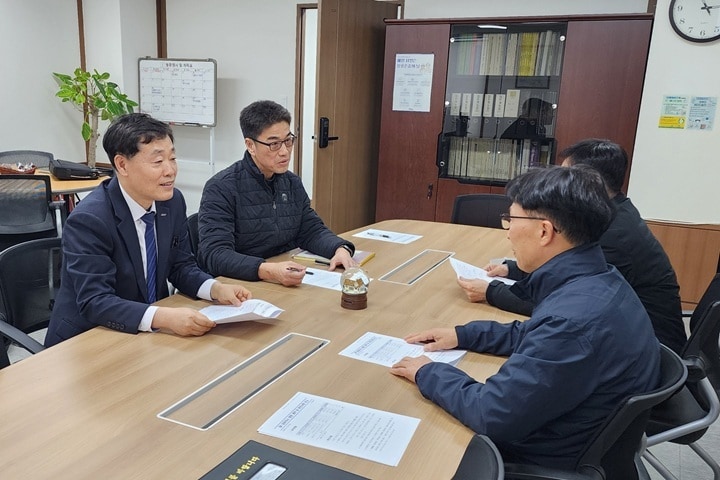 13일 정왕국 대표이사가 대전역을 찾아 SRT 차량 청소 용역사인 레일테크의 류영수 대표이사와 전방위 관리를 위한 방안을 협의하는 모습 (SR 제공)/뉴스1 ⓒ News1