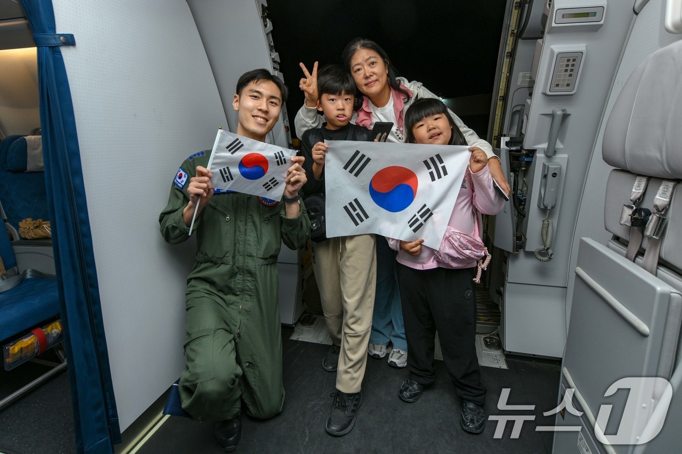 공군 다목적 수송기 KC-330 '시그너스' 1대가 지난 14일(현지시간) 오후 사우디아라비아 리야드에서 출발하기 전, 수송기에 탑승한 중동 체류 교민들이 기념사진을 촬영하고 있다.(외교부 제공, 재판매 및 DB금지) 2026.3.15 ⓒ 뉴스1