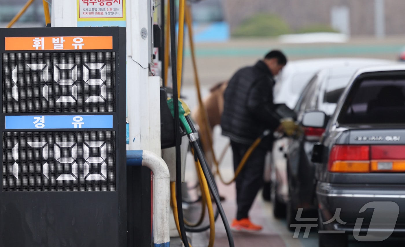 석유 최고가격제 시행 첫 주말을 맞은 15일 한 주유소에서 시민들이 주유를 하고 있다. (자료사진)/뉴스1 DB