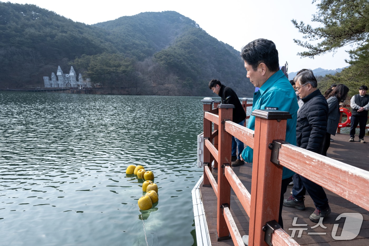 제천시가 모산동 제2의림에서 공어를 이식하고 있다.(제천시 제공. 재판매 및 DB금지)