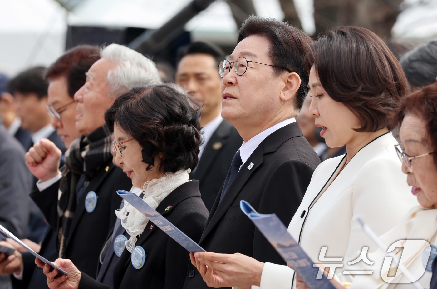 이재명 대통령과 김혜경 여사가 지난 15일 창원 국립 3·15 민주묘지에서 열린 제66주년 3·15의거 기념식에서 노래를 제창하고 있다. 2026.3.15 ⓒ 뉴스1 이재명 기자
