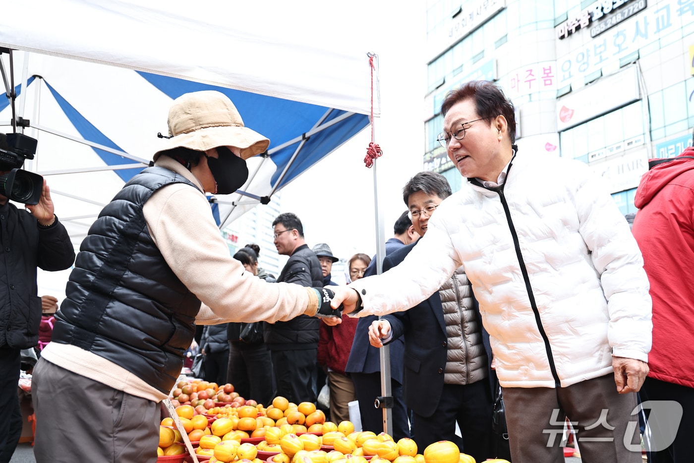 15일 시장상인과 인사를 나누는 박완수 경남도지사 (경남도 제공. 재판매 및 DB금지)