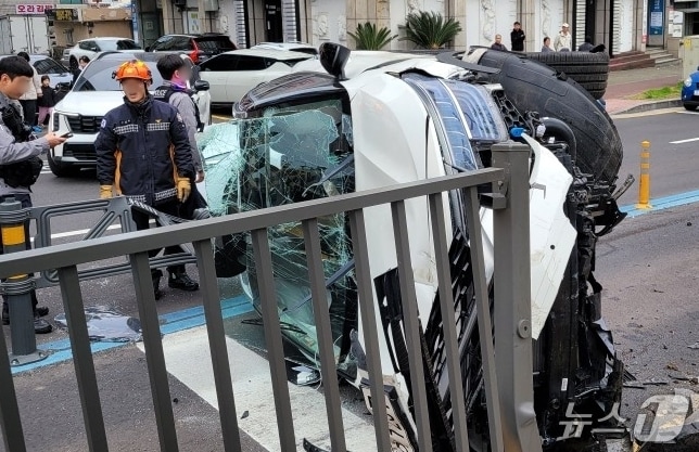 15일 오후 제주시내에서 발생한 승용차 전도 사고.(제주도소방안전본부 제공. 재판매 및 DB 금지)