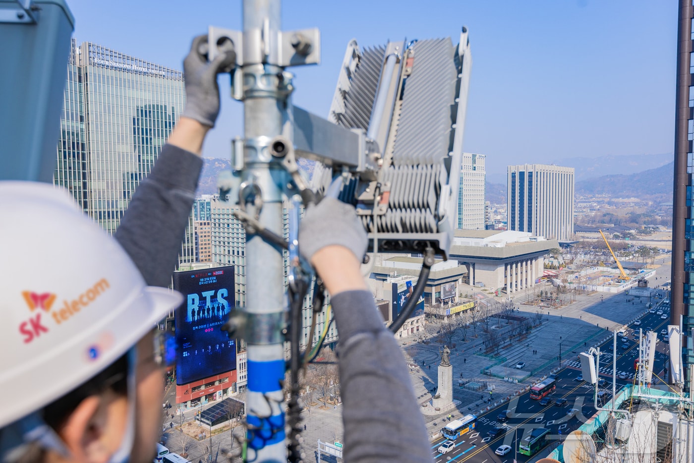서울 광화문 주변의 통신 장비를 점검 중인 SKT 직원들의 모습. (SK텔레콤 제공. 재판매 및 DB 금지) 2026.3.15 ⓒ 뉴스1