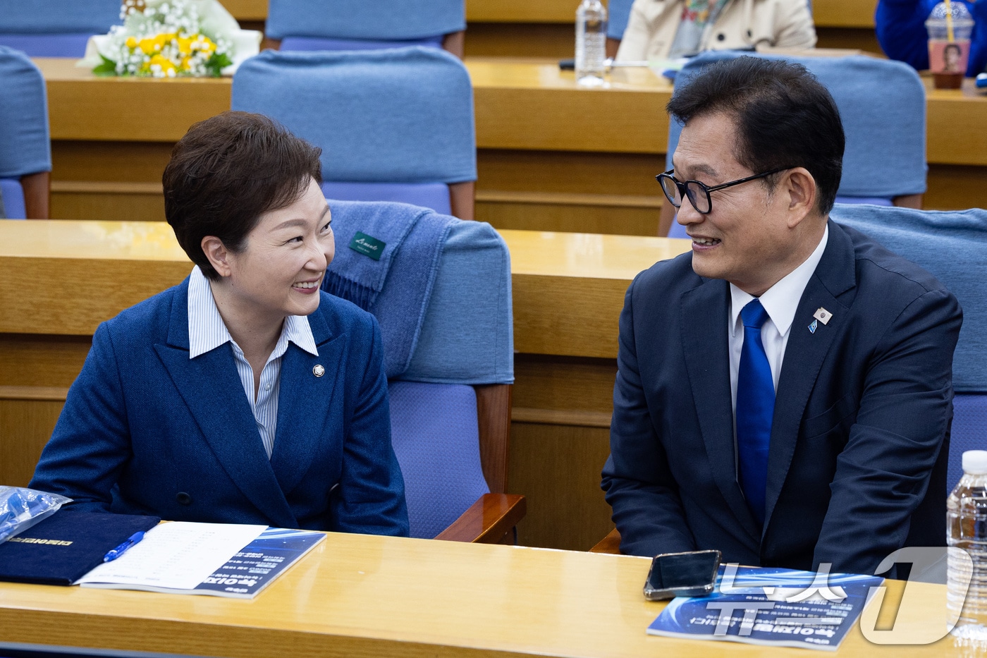 이언주 더불어민주당 최고위원(왼쪽)과 송영길 전 대표가 지난 3월 15일 서울 여의도 국회 의원회관에서 열린 뉴이재명 바람과 민주당 외연확장 전략 '뉴이재명을 논하다' 토론회에서 대화하고 있는 모습. 2026.3.15 ⓒ 뉴스1 유승관 기자
